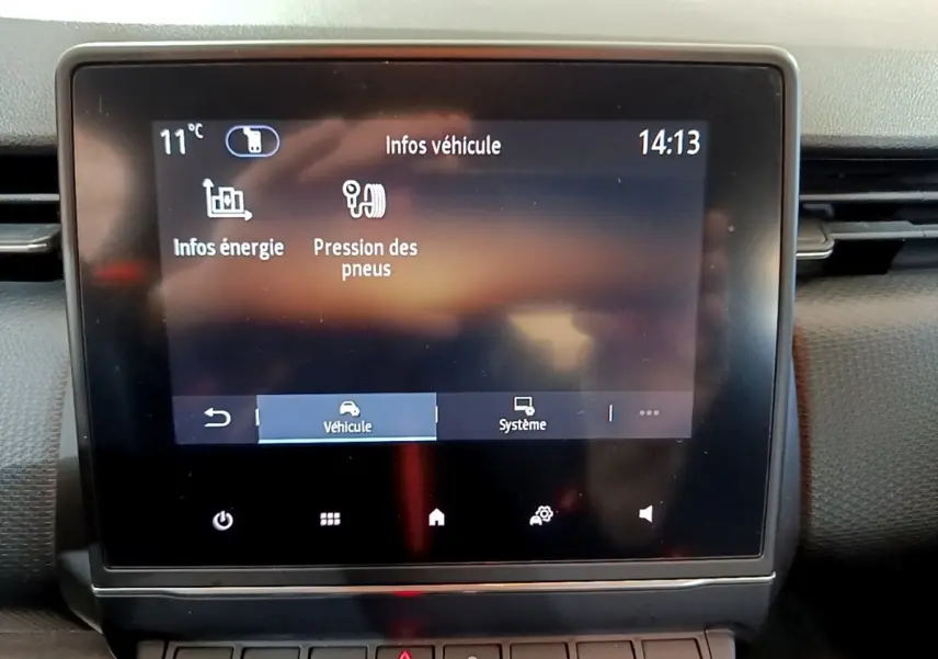 Écran tactile central de la Renault Clio Business E-TECH 140 2022 affichant les infos véhicule et pression des pneus.