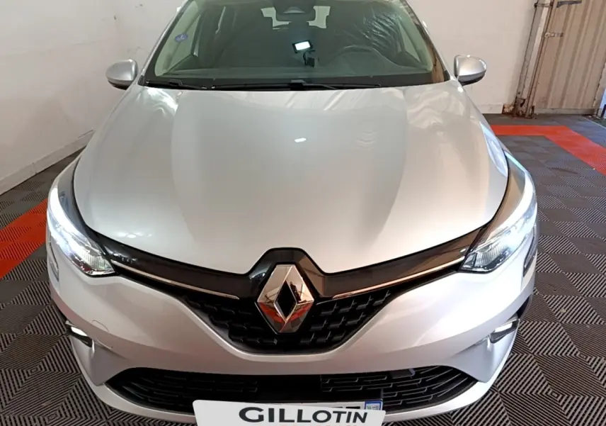 Vue avant d'une Renault Clio Business E-TECH 140 gris foncé avec feux LED allumés en intérieur.