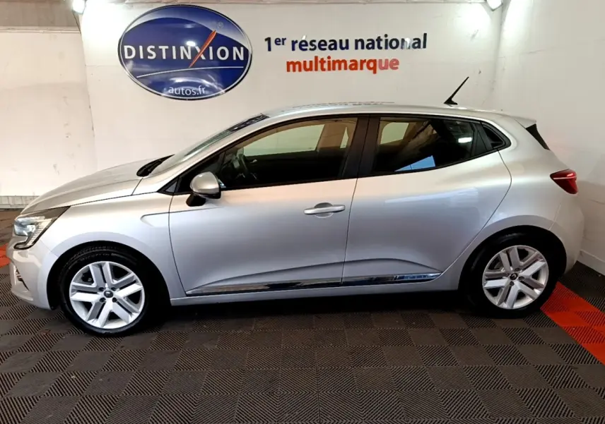 Profil droit de la Renault Clio Business E-TECH 140 gris foncé 2022, avec jantes alliage et vitres teintées.