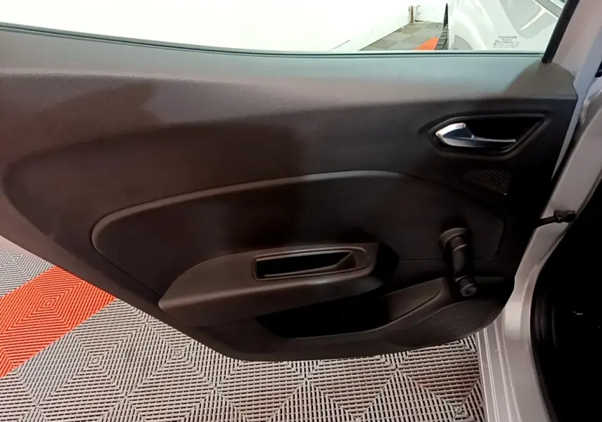 Vue intérieure de la porte arrière droite noire d'une Renault Clio Business E-TECH 140 gris foncé 2022.