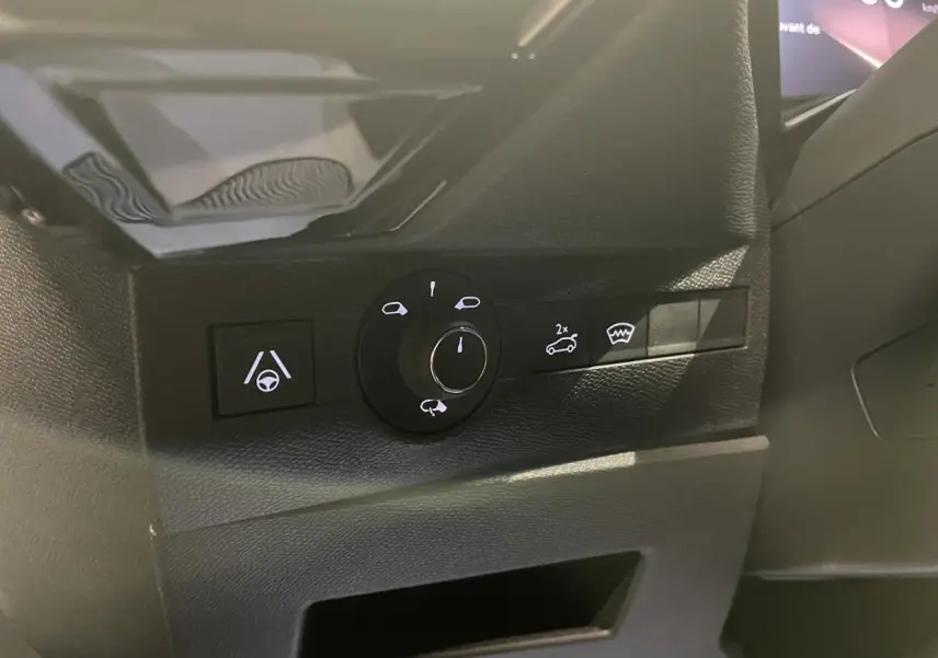 Détail des commandes noires sur la console gauche du tableau de bord du DS7 Crossback noir métallisé 2026.