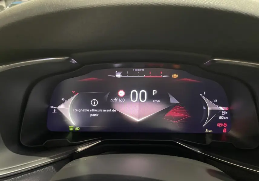 Combiné d'instrumentation numérique 12,3" du DS7 Crossback noir métallisé, affichant vitesse et alertes au tableau de bord.