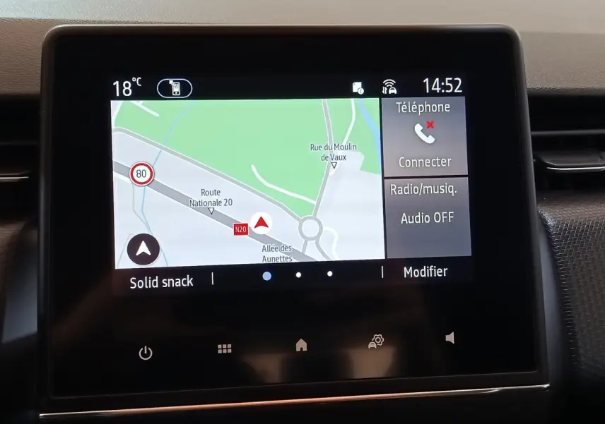 Écran tactile central du tableau de bord de la Renault Clio Business 2021 affichant la navigation et les options multimédia.