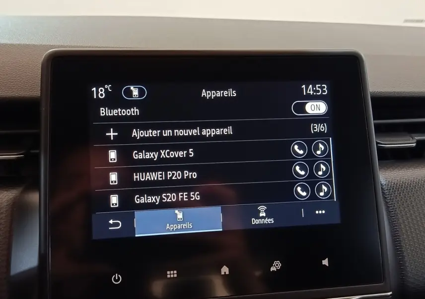 Écran tactile central de la Renault Clio Business blanc, affichant la connexion Bluetooth et liste d’appareils.