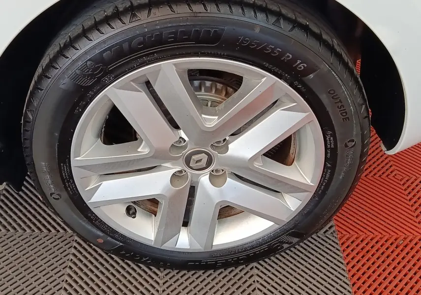 Gros plan sur la roue avant droite de la Renault Clio Business blanche, avec jante alliage et pneu Michelin visible.