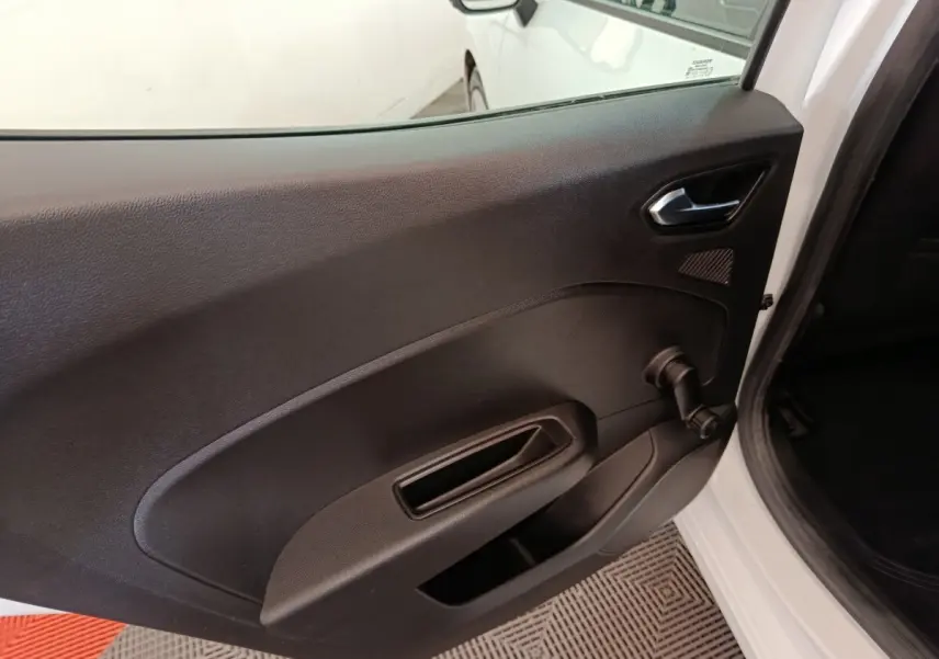 Vue rapprochée de la porte arrière droite noire d'une Renault Clio Business blanche, avec manivelle de vitre visible.