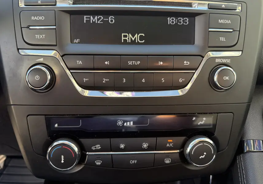 Vue rapprochée du tableau de bord noir du Renault Kadjar 2019, mettant en valeur la radio et la climatisation digitale.