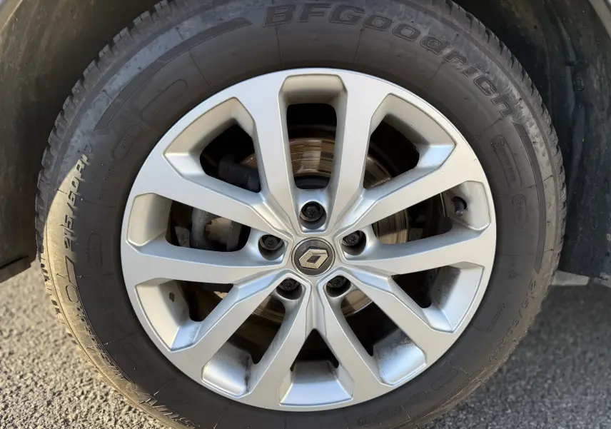 Gros plan sur la jante alliage argentée d’un Renault Kadjar bleu, mettant en valeur le logo central et le pneu BFGoodrich.