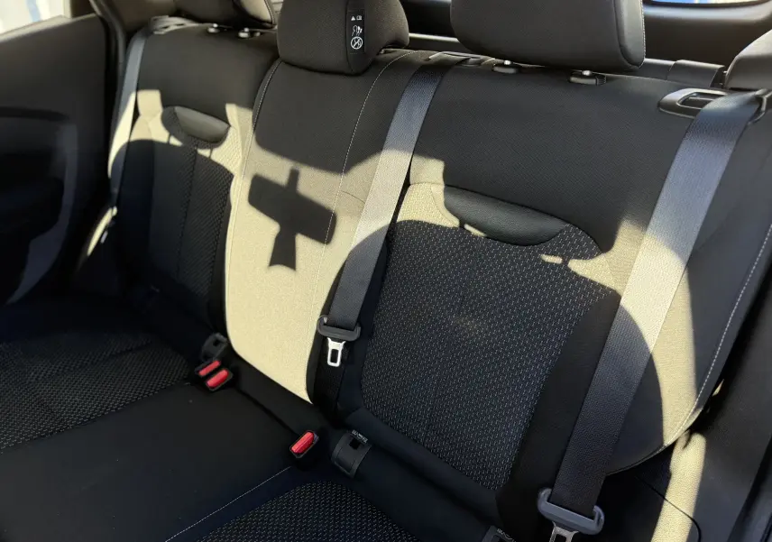 Vue rapprochée des sièges arrière en tissu noir du Renault Kadjar 2019, avec ceintures de sécurité visibles.