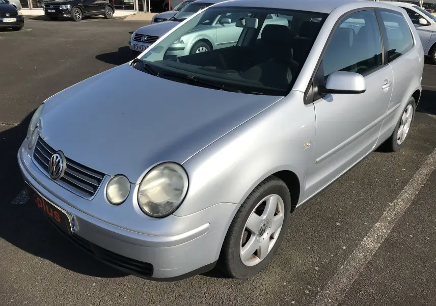 Volkswagen Polo Match gris argent vue 3/4 avant droit, compacte avec jantes alliage et phares ronds caractéristiques.