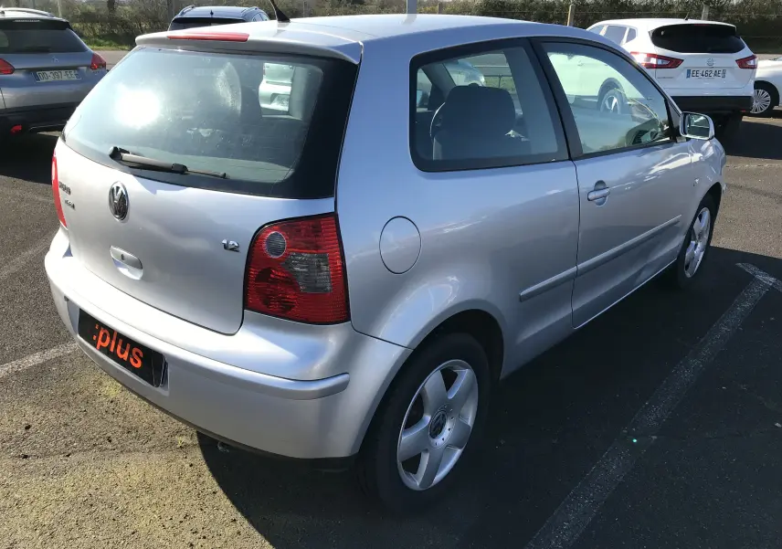 Vue 3/4 arrière droite d'une Volkswagen Polo Match gris argent de 2004 avec jantes alliage et hayon fermé.