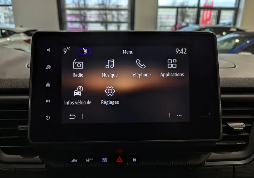 Écran tactile central du Renault Trafic Fourgon blanc, affichant le menu principal avec options radio, musique et téléphone.