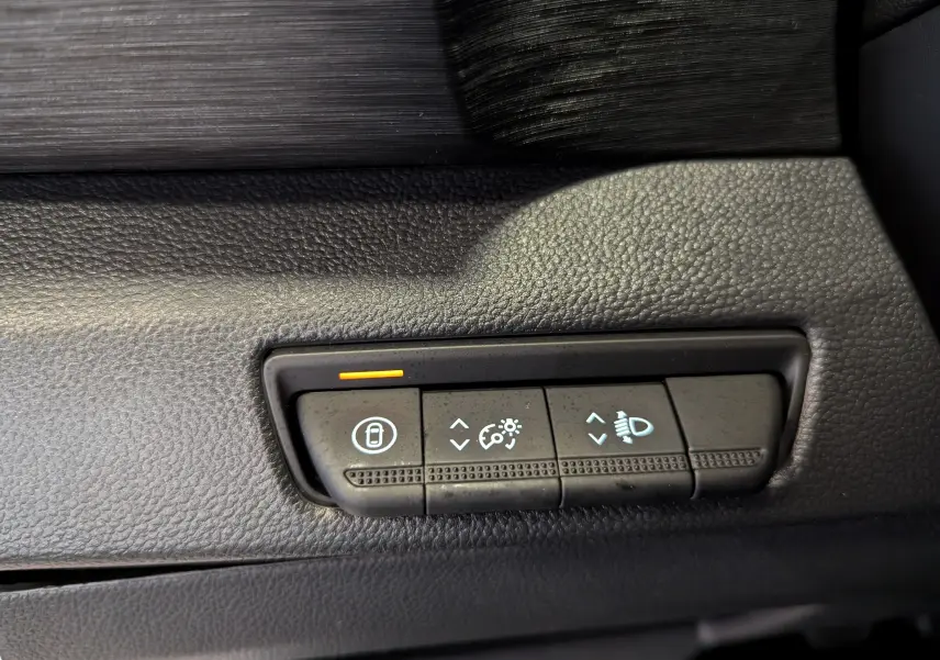 Gros plan sur les commandes de réglage d'éclairage et verrouillage intérieur du Renault Trafic Fourgon blanc 2025.