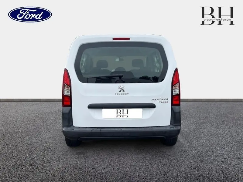 Vue arrière d'un Peugeot Partner Tepee blanc Banquise avec hayon vitré et feux verticaux rouges.