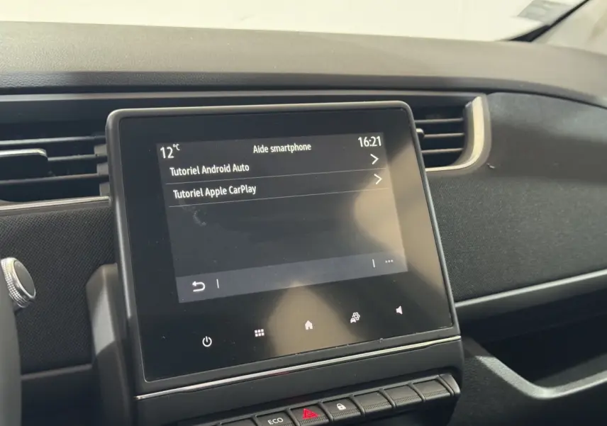 Écran tactile central de la Renault ZOE Business blanc 2020, vue rapprochée de la console intérieure.