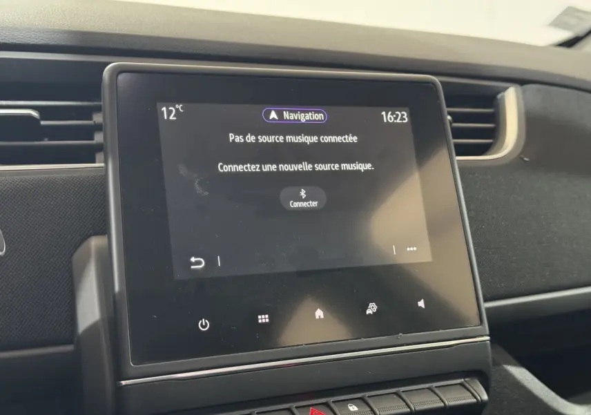 Écran tactile central de la Renault ZOE blanche 2020 affichant un message de connexion musicale, vue intérieure.