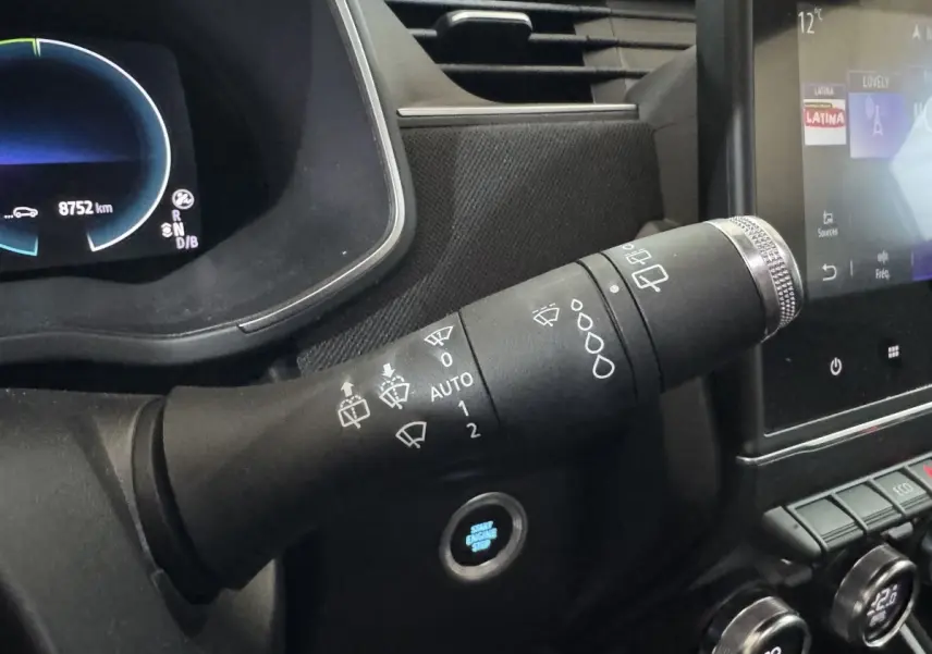 Gros plan intérieur sur la commande d'essuie-glace et le tableau de bord numérique de la Renault ZOE Business Rev R110 blanc 2020.