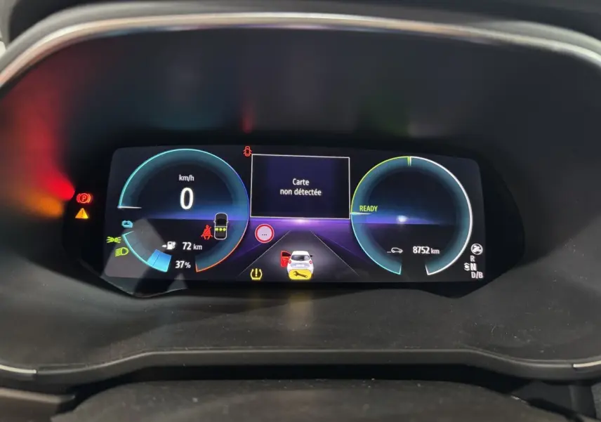 Tableau de bord numérique de Renault ZOE 2020, affichage multi-fonctions avec indicateurs de vitesse et batterie.