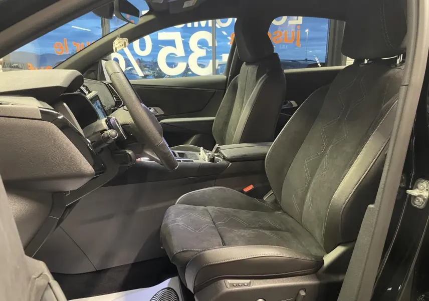 Vue intérieure côté gauche du DS7 Crossback noir métallisé, sièges avant en Alcantara noir profond avec surpiqûres contrastées.