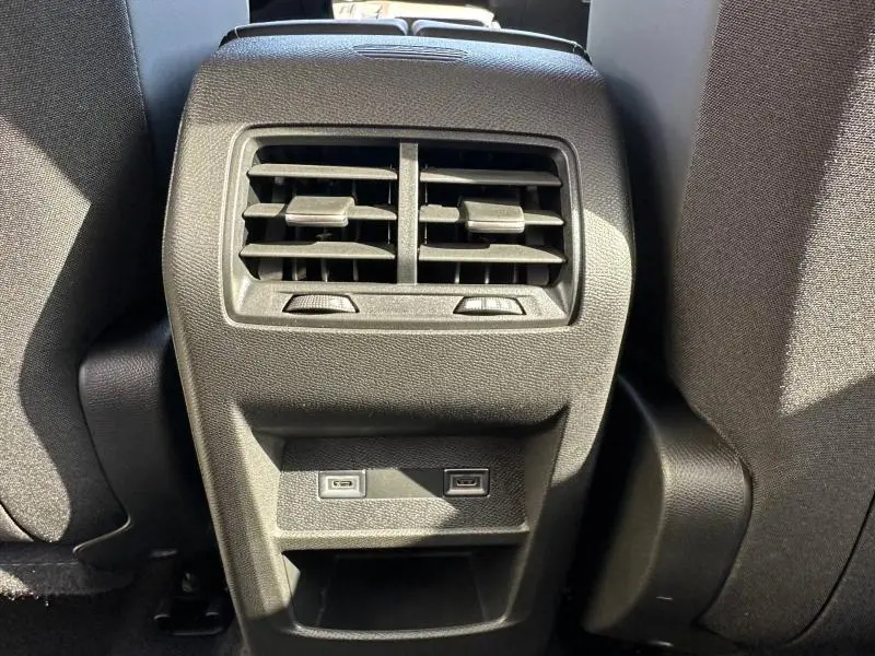 Détail de la console arrière avec bouches d’aération et ports USB du Peugeot 308 gris Artense 2025.
