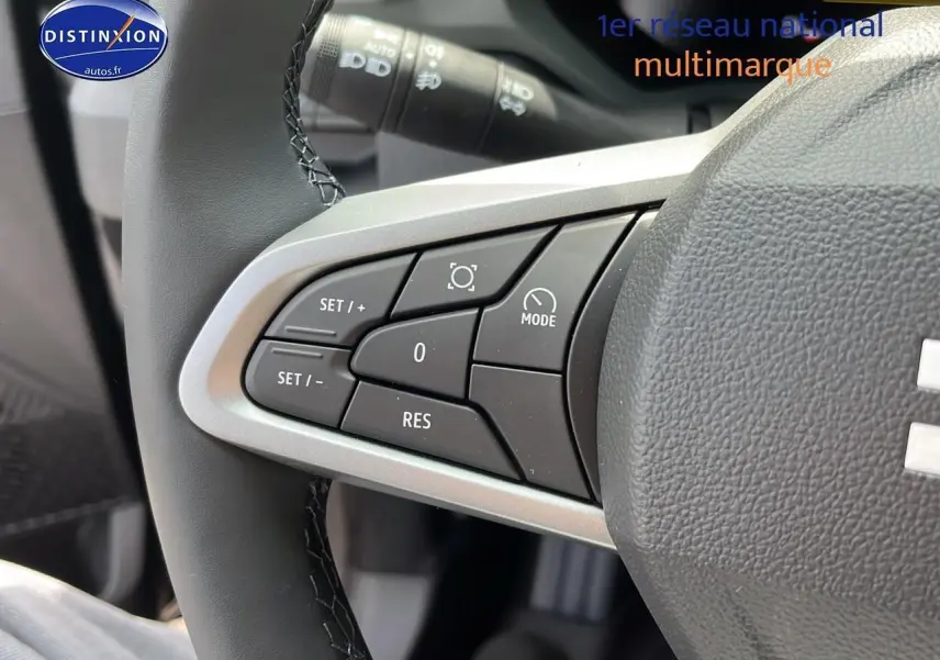 Gros plan sur les commandes multifonctions à gauche du volant du Dacia Duster noir 2025, avec réglages de vitesse et mode.