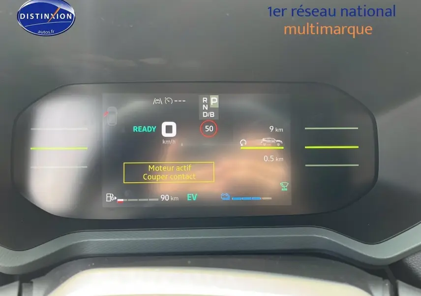 Tableau de bord numérique du Dacia Duster 2025 affichant la vitesse, mode prêt et autonomie, vue frontale rapprochée.