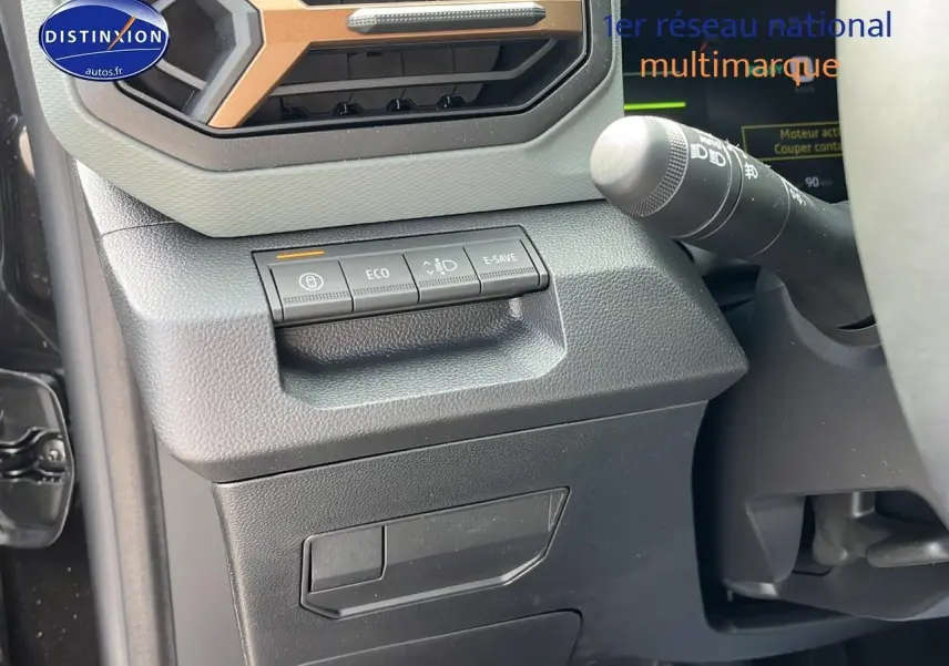 Détail intérieur côté gauche du tableau de bord noir du Dacia Duster 2025 avec commandes eco et e-save visibles.