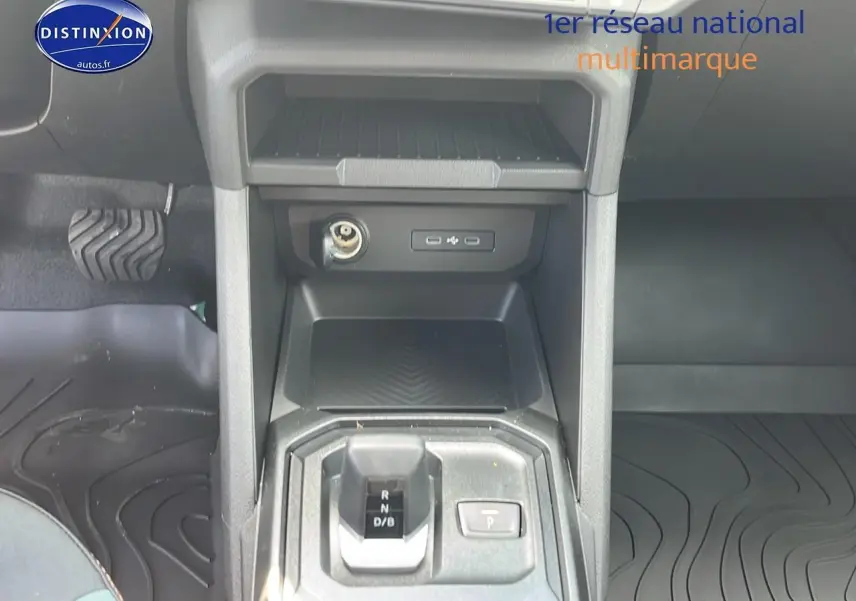 Vue rapprochée de la console centrale du Dacia Duster 2025 noir, montrant levier de vitesses et prises USB.