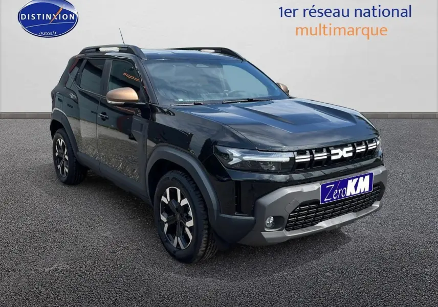 Vue 3/4 avant d'un Dacia Duster noir avec jantes alu et barres de toit sur fond neutre.