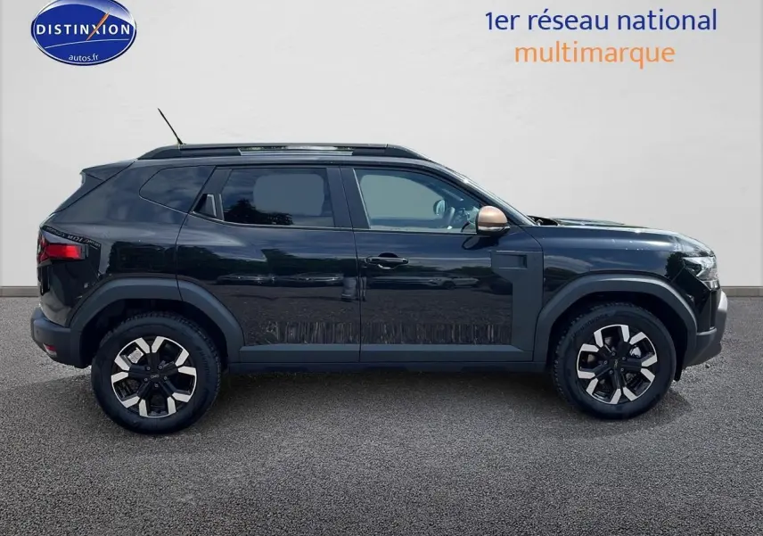 Profil côté gauche du Dacia Duster noir 2025 avec jantes alu et barres de toit visibles sur fond clair.