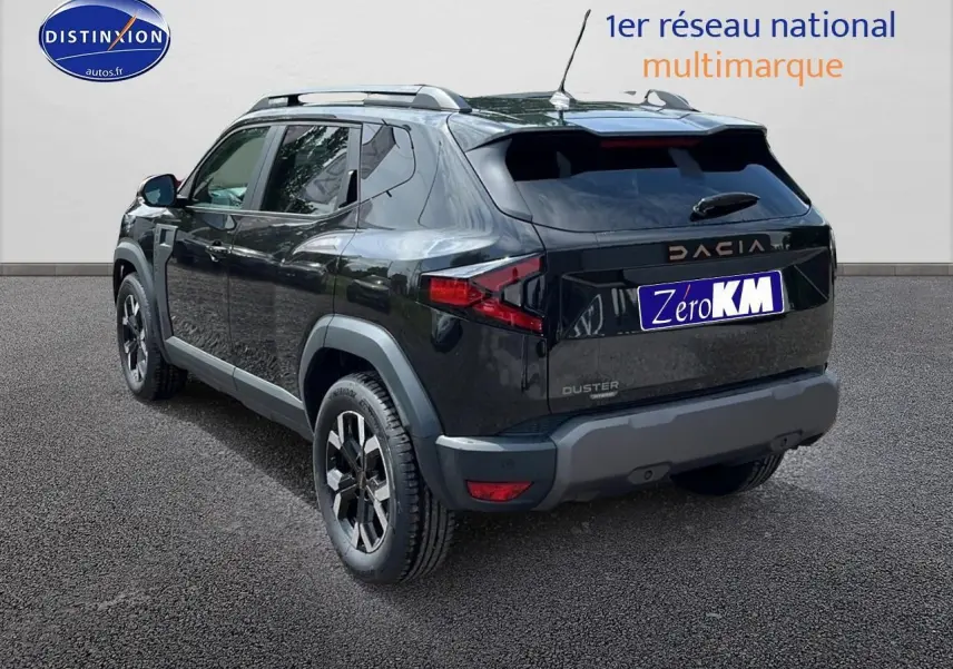 Vue 3/4 arrière droite du SUV noir DACIA DUSTER 2025 avec barres de toit et jantes alu distinctives.