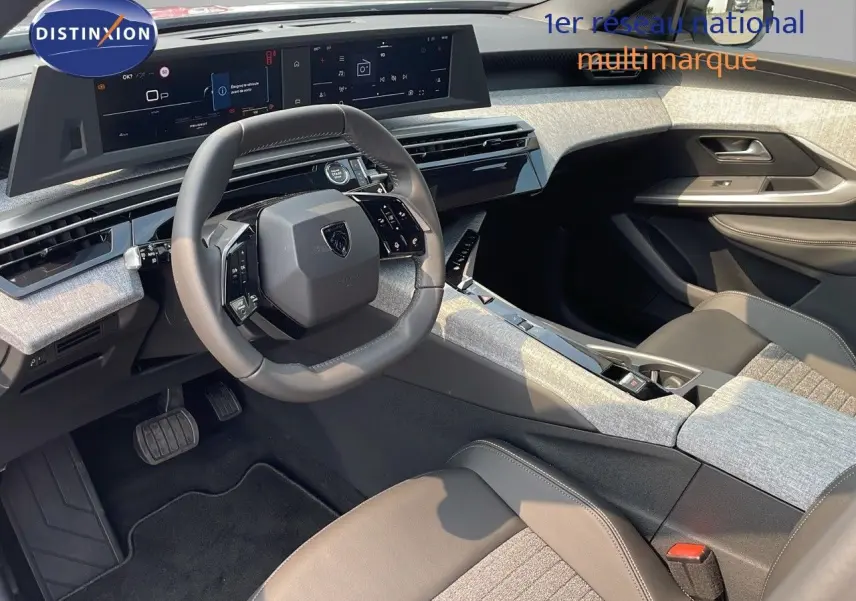 Intérieur avant droit du Peugeot 3008 Hybrid 2025 avec tableau de bord numérique et sellerie cuir gris clair.