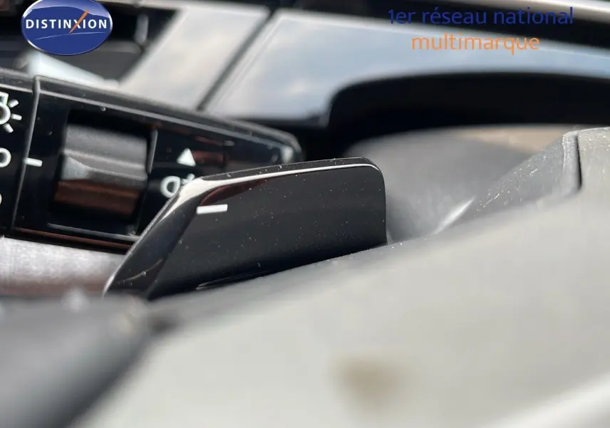 Gros plan sur la palette de changement de vitesse noire du Peugeot 3008 Hybrid 136ch Allure 2025 intérieur gris.