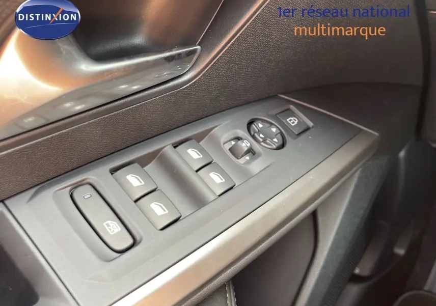 Gros plan sur les commandes des vitres et rétroviseurs côté gauche d’un Peugeot 3008 gris Artense Hybrid 2025.
