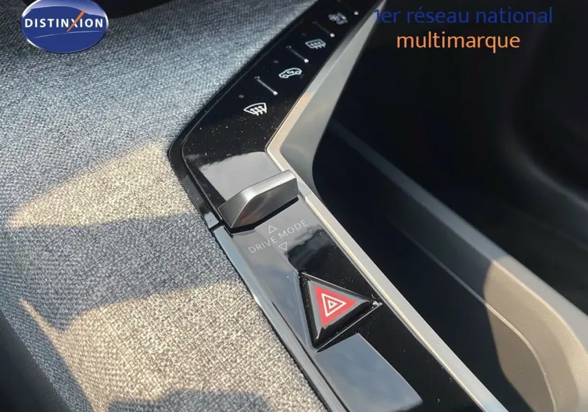 Gros plan sur la console centrale du Peugeot 3008 gris Artense, mettant en valeur le bouton Drive Mode et le triangle de détresse.