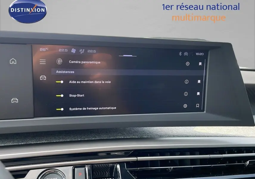 Écran central tactile du tableau de bord du Peugeot 3008 gris Artense, affichant les aides à la conduite.