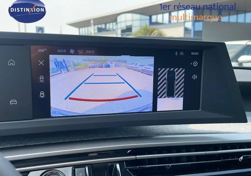 Écran central du Peugeot 3008 Hybrid 2025 montrant la caméra de recul avec guidage de trajectoire active.