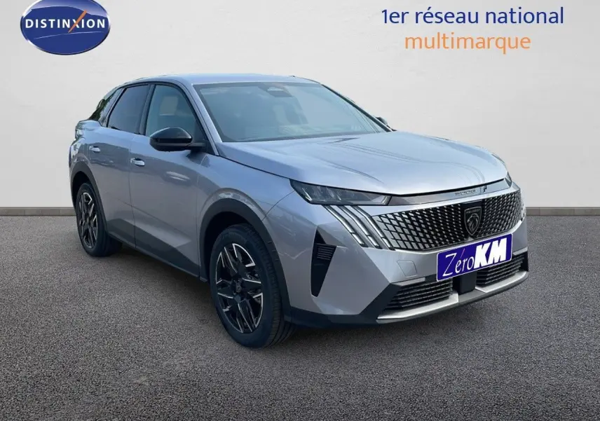 Peugeot 3008 Hybrid gris Artense métal en 3/4 avant droit avec calandre distinctive et jantes noires.