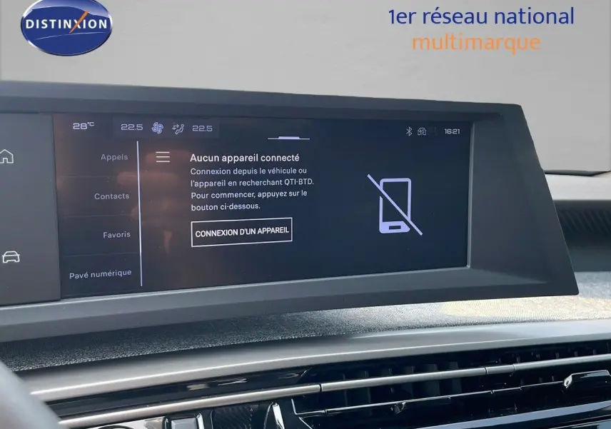 Vue intérieure du tableau de bord du Peugeot 3008 Hybrid gris, écran tactile affichant la connexion Bluetooth inactive.