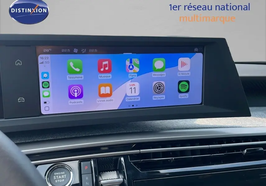 Vue rapprochée de l'écran tactile central du Peugeot 3008 Hybrid 2025, affichant les applications connectées.