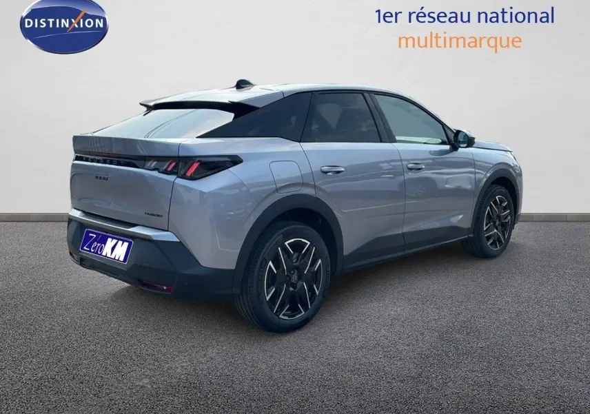 Peugeot 3008 Hybrid gris Artense métal vu de trois quarts arrière droit avec jantes noires et toit noir.