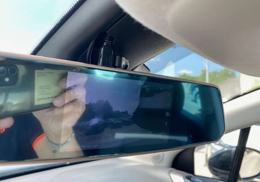 Rétroviseur intérieur numérique affichant la caméra de recul dans un Citroën C3 Aircross 2023 gris Artense toit blanc.