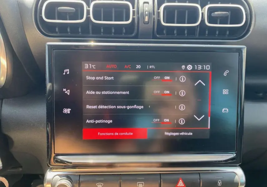 Écran tactile central affichant les réglages de conduite du Citroën C3 Aircross 2023, intérieur noir.