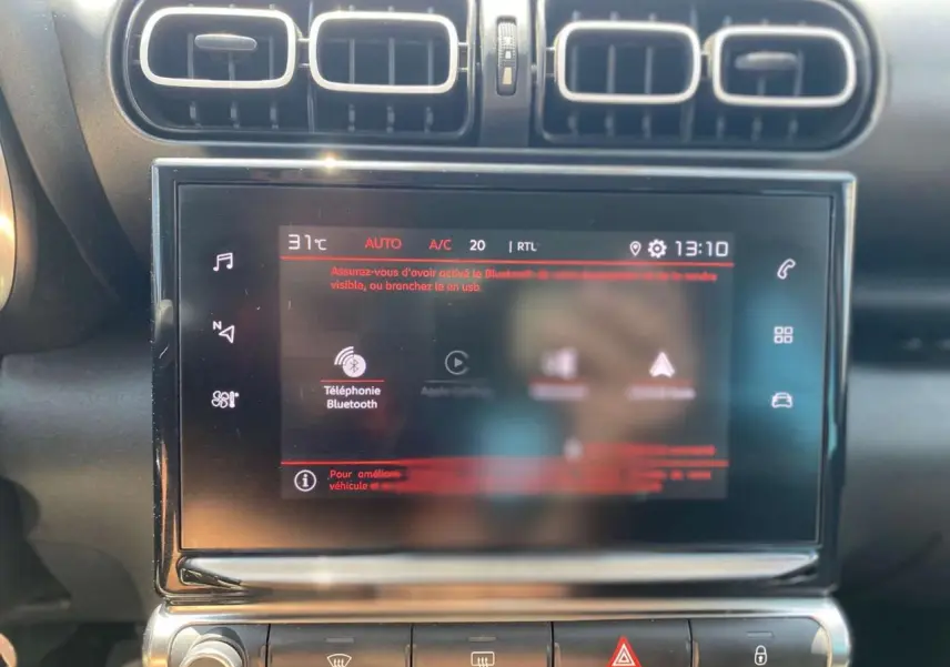 Écran tactile central du tableau de bord du Citroën C3 Aircross 2023, avec commandes climatisation et ventilation visibles.