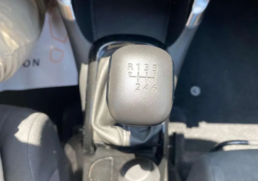 Gros plan sur le levier de vitesses manuel du Citroën C3 Aircross 2023, intérieur noir.