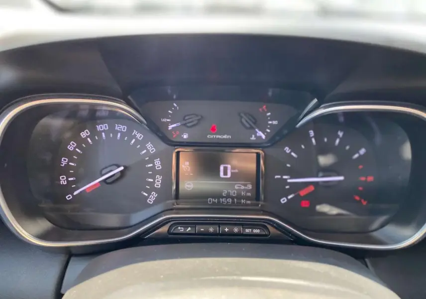 Tableau de bord de Citroën C3 Aircross 2023 montrant compteur de vitesse, compte-tours et écran digital au centre.