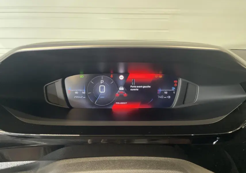 Combiné numérique du tableau de bord de la Peugeot 308 2022 affichant une alerte porte avant gauche ouverte.