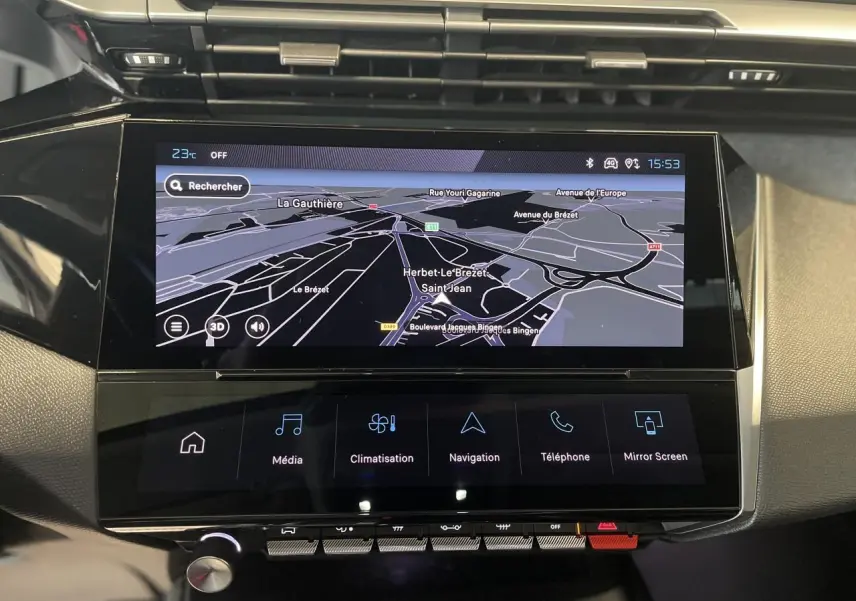 Écran tactile central du tableau de bord de la Peugeot 308 2022, affichant la navigation en mode nuit.