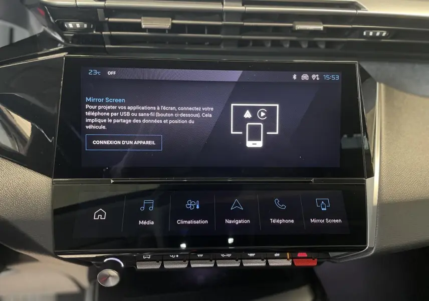 Écran tactile central du tableau de bord de la Peugeot 308 2022 affichant le menu Mirror Screen.