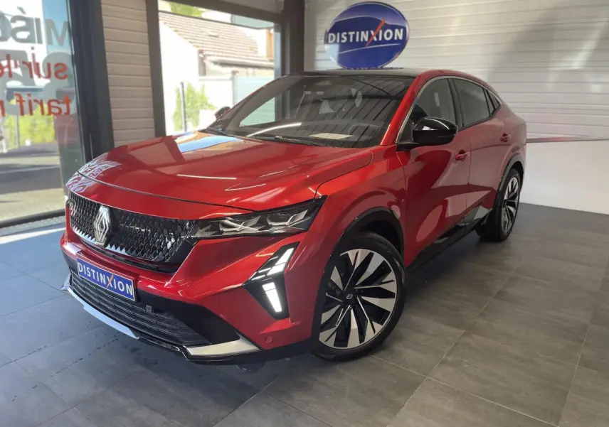 Renault Rafale rouge avec toit noir, vue 3/4 avant droit, feux LED en forme de flèche et jantes diamantées noires.